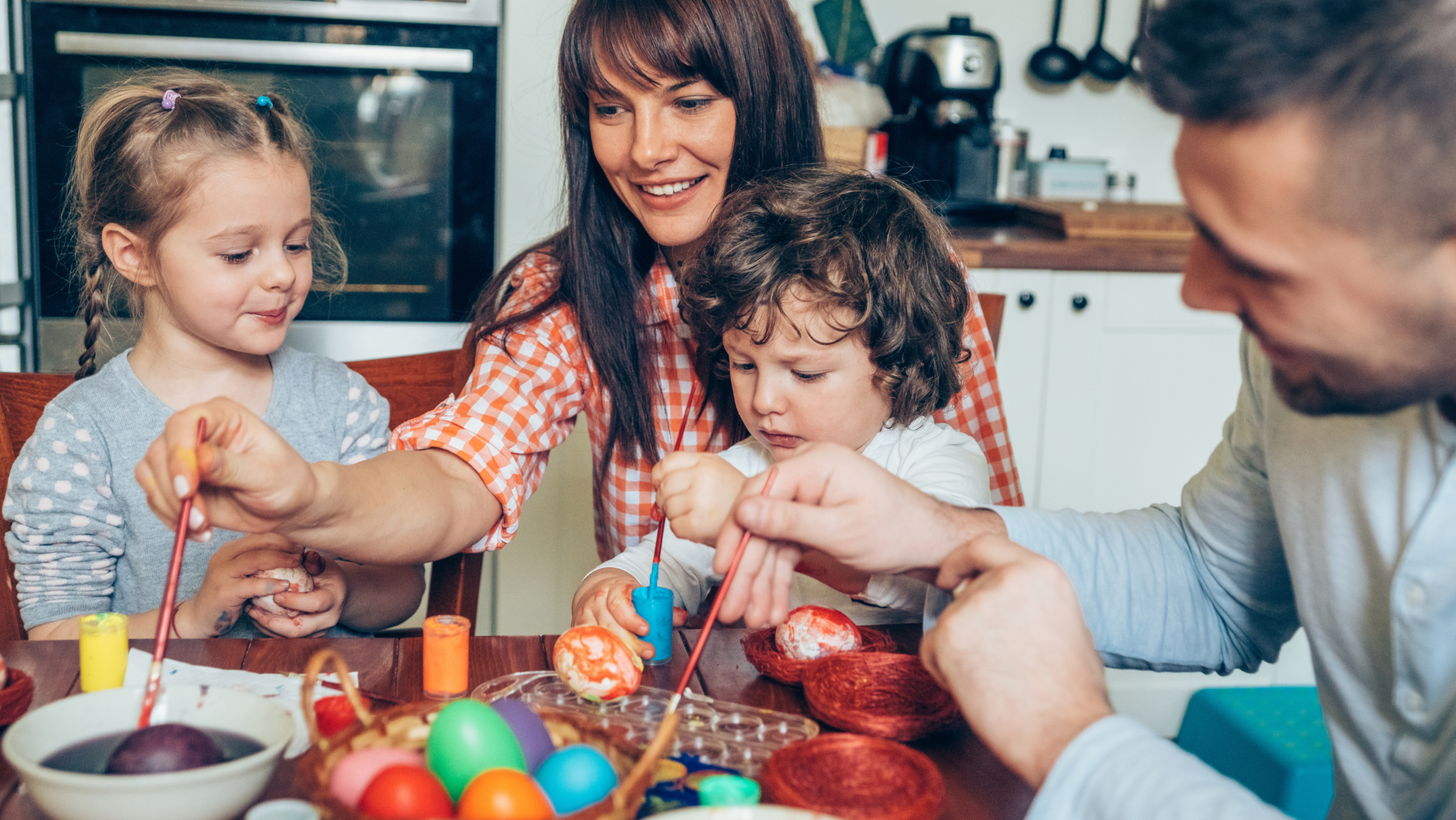 Família feliz realizando atividades para o tratamento de autismo